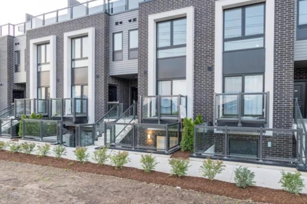 Exquisite, Bright & Modern Condo. Ниагара-Фолс Экстерьер фото